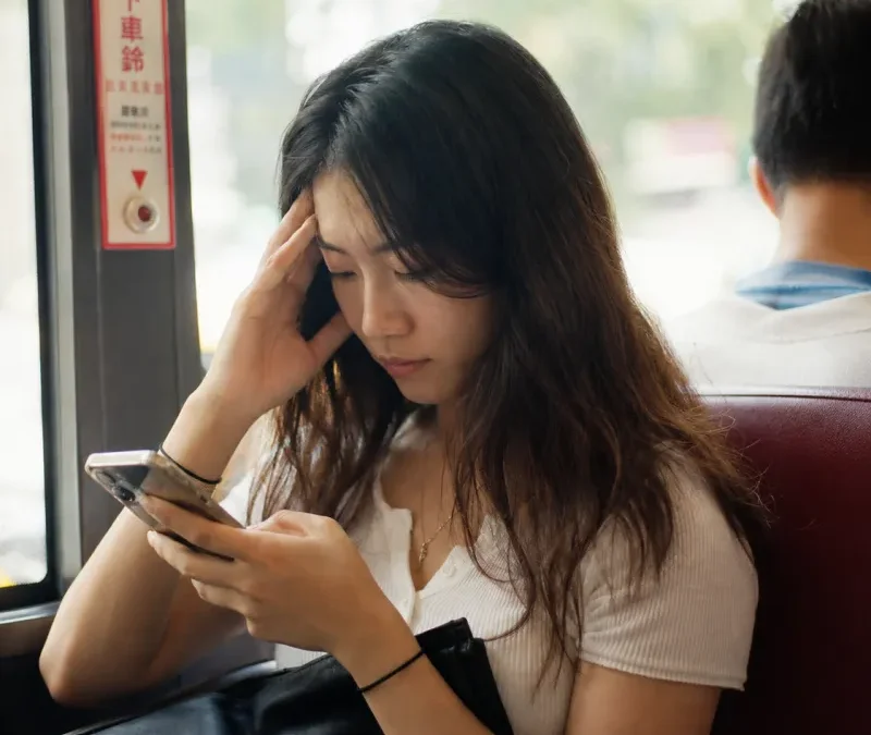 滑手機滑到頭痛？低頭族的居家舒緩指南